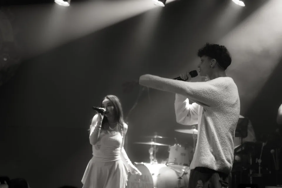 Black & white live moment — photography by Real Marvin Creative.