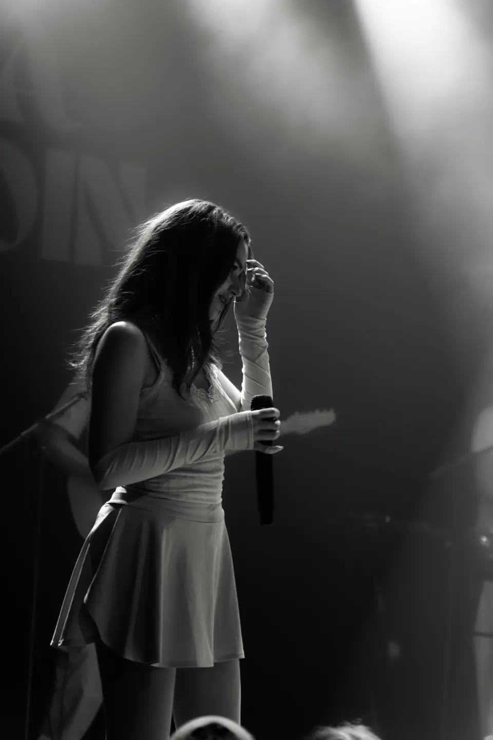 Julia Meladin in black and white — Leben meiner Träume Tour 2025.