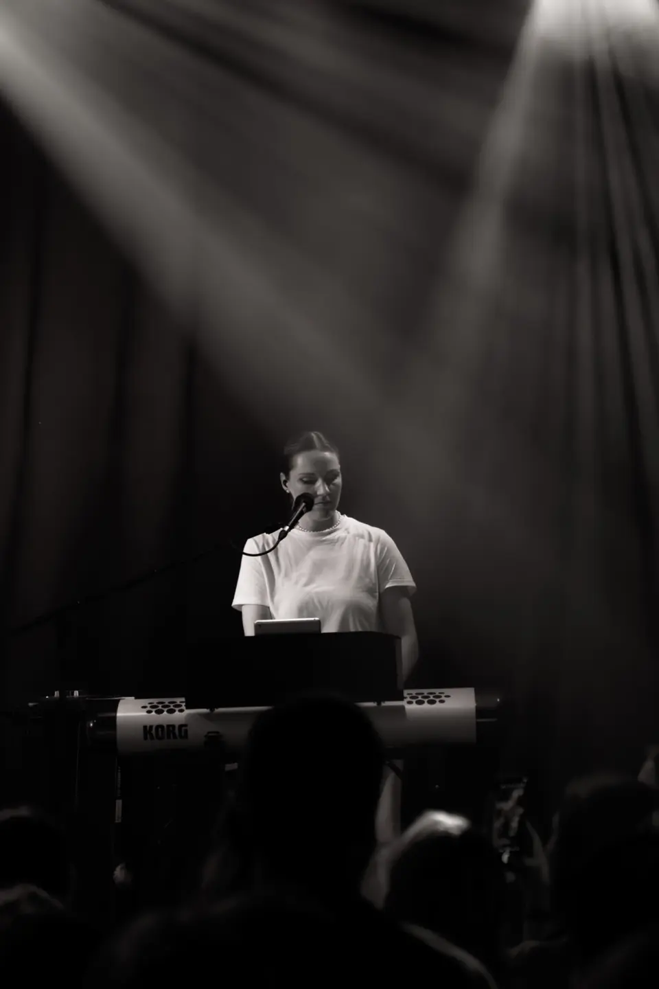 Keyboardist in black and white — Leben meiner Träume Tour 2025.