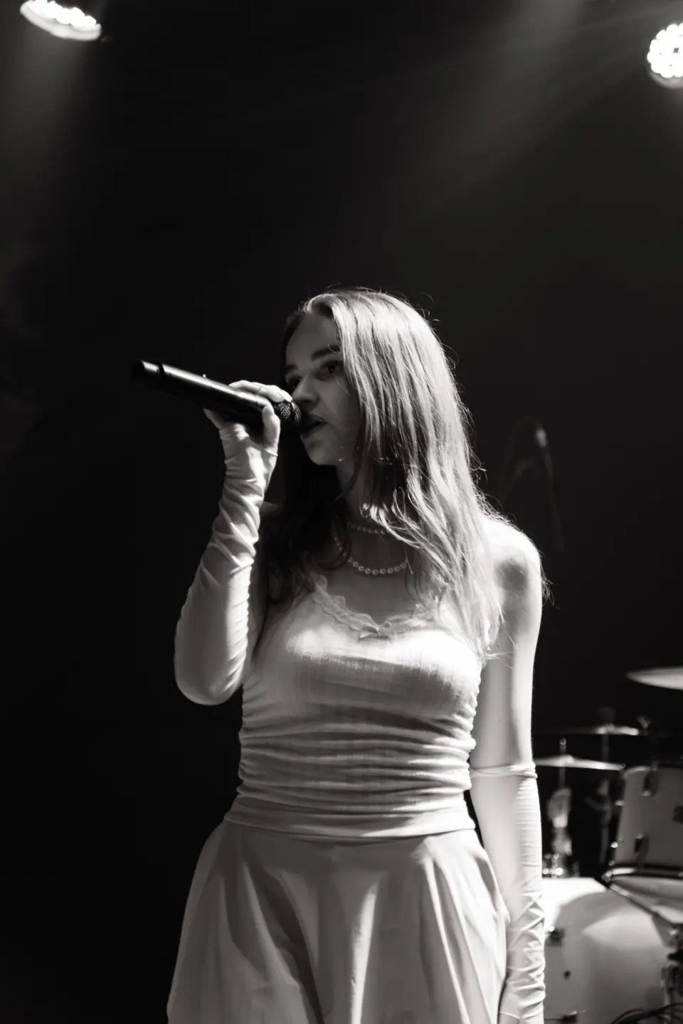 Julia Meladin in black and white — Leben meiner Träume Tour 2025.